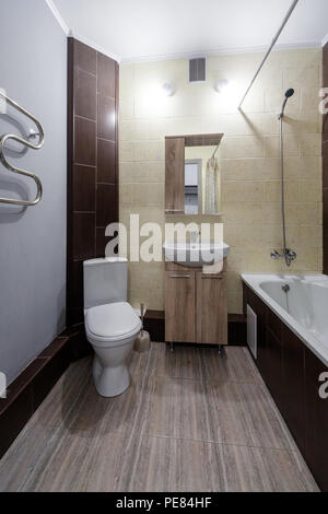 Moderne in legno piccolo bagno con piccolo lavandino Foto Stock