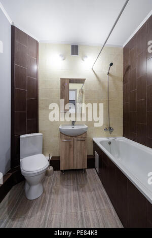 Moderne in legno piccolo bagno con piccolo lavandino Foto Stock