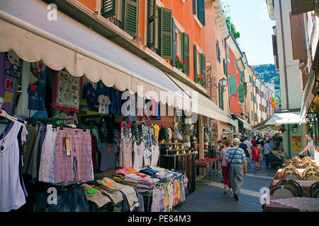 Negozi di souvenir al centro storico di Garda, provincia di Verona, Lago di Garda, Lombardia, Italia Foto Stock
