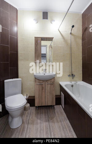 Moderne in legno piccolo bagno con piccolo lavandino Foto Stock