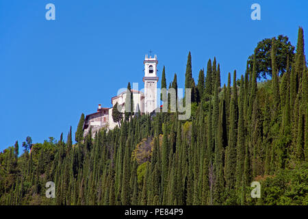 Chiesa su una collina sopra i villaggi di Fasano e Toscolano-Maderno, lago di Garda, provincia Brescia, Lombardia, Italia Foto Stock