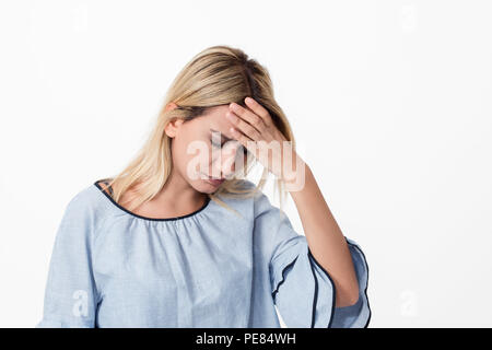Giovane donna ha mal di testa isolata su sfondo bianco. Foto Stock