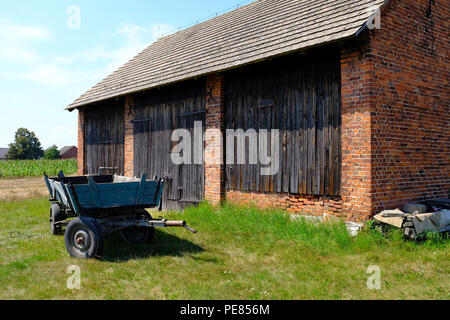 Il vecchio fienile in una fattoria in Polonia Foto Stock