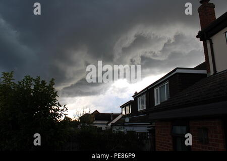 Thunder clouds roll in più di edilizia residenziale Foto Stock