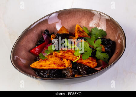 Tofu fritto con funghi e coriandolo Foto Stock