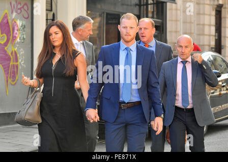 Inghilterra cricketer Ben Stokes arriva a Bristol Crown Court con sua moglie Clare dove egli è sotto processo accusato di affray. Foto Stock