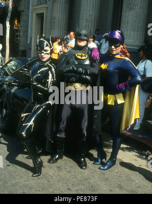 HOLLYWOOD, CA - 16 giugno: una vista generale di atmosfera di fans in costume al Warner Bros Foto Premiere di "Batman Returns" il 16 giugno 1992 presso il Teatro Cinese di Mann in Hollywood, la California. Foto di Barry re/Alamy Stock Photo Foto Stock