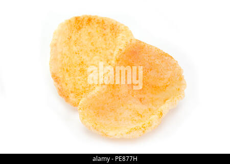 Appallottolato patate salate snack isolati su sfondo bianco Foto Stock