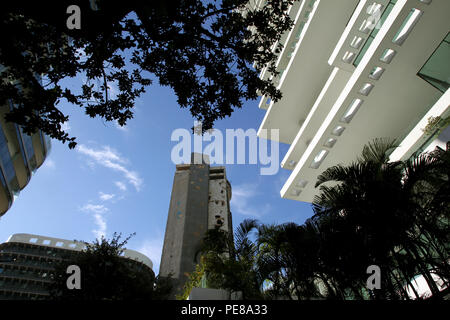 Shell-tasca Holiday Inn hotel è visto vicino eleganti edifici di che cosa ha usato essere uno di Beirut sta uccidendo i campi durante il Libano 1975-1990 della guerra civile. Foto Stock