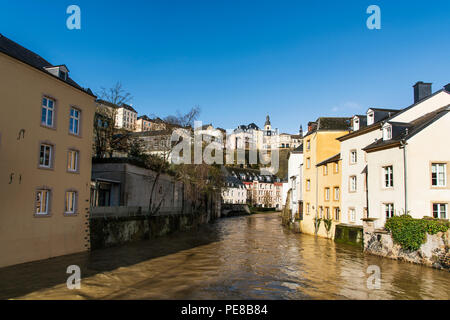 Una vista del fiume Alzette come esso passa attraverso il Grund trimestre nella città di Lussemburgo, Lussemburgo, e le Ville Haute trimestre sulla parte superiore, highlightin Foto Stock