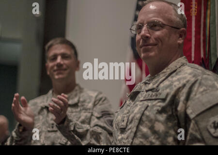 Il Mag. Gen. Daniel Ammerman, Esercito degli Stati Uniti per gli affari civili e Pychological Operations Command comandante generale, conduce gli applausi per Briga. Gen. Richard Sele, 108th comando di formazione (IET) vice comandante generale, dopo la promozione di lui a ufficiale generale. Ammerman ha ospitato la cerimonia di aerei e per le operazioni speciali Museum di Fayetteville, N.C., 25 ottobre 2015. Sele, un longtime gli affari civili soldato, assume per Briga. Gen. A. Ray Royalty come il vice comandante generale del 108th, con sede a Charlotte, N.C. (U.S. Esercito foto di Sgt. 1. Classe Brian Hamilton) Foto Stock