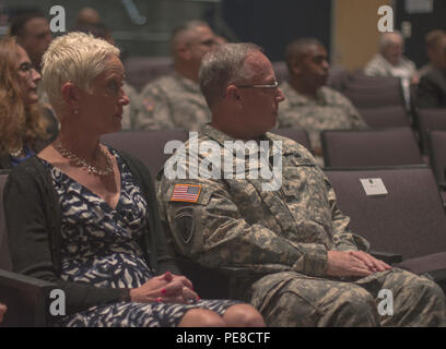 Brig. Gen. Richard Sele, 108th comando di formazione (IET) vice comandante generale, attende pazientemente con la moglie Maria, prima di essere promosso a ufficiale generale nel corso di una cerimonia ospitata dal magg. Gen. Daniel Ammerman, Esercito degli Stati Uniti per gli affari civili e Pychological Operations Command comandante generale, al volo e le operazioni speciali Museum di Fayetteville, N.C., 25 ottobre 2015. Sele, un longtime gli affari civili soldato, assume per Briga. Gen. A. Ray Royalty come il vice comandante generale del 108th, con sede a Charlotte, N.C. (U.S. Esercito foto di Sgt. 1. Classe Brian Hamilton) Foto Stock