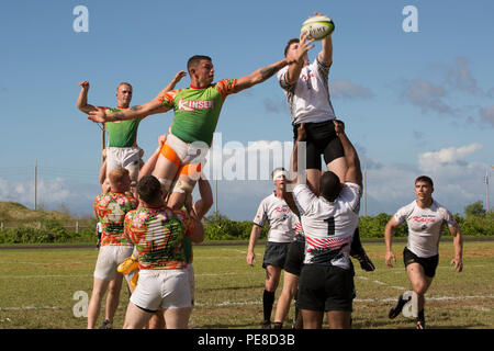 Membri del Camp Kinser draghi ed il Camp Hansen Kaiju Rugby Club di competere per il possesso di una linea di uscita durante un amichevole partita di rugby 24 Ottobre a bordo di Camp Kinser, Okinawa, in Giappone. Un line-out è un modo di gioco una volta che il pallone ha superato la linea di contatto. Il Camp Hansen Kaiju club di rugby è un Marine Corps servizi alla comunità sponsorizzato team che partecipa in entrambe le partite amichevoli e partite di campionato con l'Okinawa Rugby Union. Foto Stock