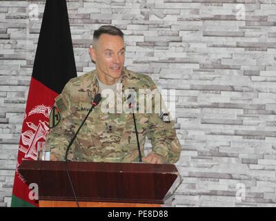 Stati Uniti Esercito il Mag. Gen. Gordon "saltare" Davis Jr., commander, combinati per la sicurezza nella fase di transizione, Command-Afghanistan discute l'importanza di un ambiente di politica di sicurezza durante un workshop con i leader afghani, risoluta personale di supporto e i partner internazionali. L'evento di tre giorni serve come una piattaforma per impegnare nazionale afghana delle forze di difesa e sicurezza, la coalizione internazionale e leader in campo ambientale. (Militari USA FOTO DI Lt.j.g. La carità Edgar/rilasciato) Foto Stock