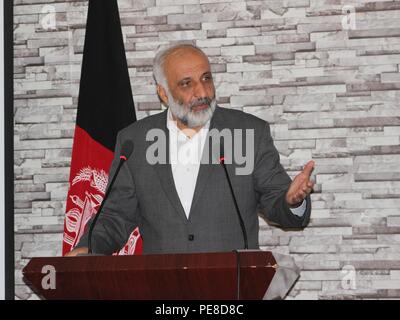 Deliberando il Ministro della difesa Mohammed Masoom Stanekzai risolve i leader afghani, risoluta personale di supporto e i partner internazionali durante un seminario inaugurale focalizzato sullo sviluppo di una rafforzata protezione ambientale politica in Afghanistan. L'evento di tre giorni serve come una piattaforma per impegnare nazionale afghana delle forze di difesa e sicurezza, la coalizione internazionale e leader in campo ambientale. (Militari USA FOTO DI Lt.j.g. La carità Edgar/rilasciato) Foto Stock