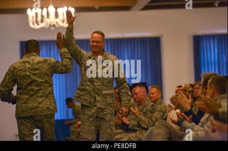 Brig. Gen. Jon T. Thomas, 86Airlift Wing Commander, alta cinque Chief Master Sgt. Phillip L. Easton, 86comando AW chief, durante il comandante chiamata 20 ott. 2015, a Ramstein Air Base, Germania. L'evento ha permesso Thomas a condividere la sua visione per il parafango come pure altre informazioni pertinenti. Foto Stock