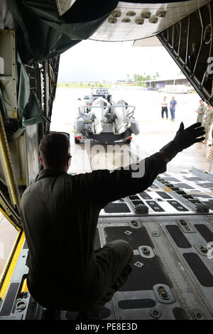 Una costa Guardsman dalla stazione aria Barbieri punto dirige il personale in carico Diving Mobile e il salvataggio di un gruppo di apparecchiature su un HC-130 Hercules aereo in preparazione per il trasferimento da Kauai a Oahu Hawai'i, dopo la formazione delle evoluzioni, Ottobre 2, 2015. MDSU-1 è uno della Marina di premier diving e unità di soccorso, pronti a distribuire rapidamente contro-ready, expeditionary warfare capace, specializzato dive team per condurre porto navigabile e gioco, emergente riparazioni di sottomarini, e le operazioni di salvataggio in tutti gli ambienti. (U.S. Coast Guard foto di Sottufficiali di 2a classe di Tara Molle/rilasciato) Foto Stock