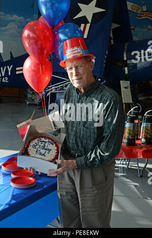 Stati Uniti Air Force pensionato Chief Master Sgt. Fred Quam, ex del North Dakota Air National Guard, tiene la sua torta di compleanno a sua 99th celebrazione di compleanno a Fargo Air Museum, Fargo, Ottobre 27, 2015. Quam il compleanno è stato Ott 2, ma amici ha deciso di tenere una celebrazione pubblica in un giorno di sua scelta. Ha arruolato NEGLI STATI UNITI Army Air Forces (noto come l'esercito aria Corp fino a giugno 20, 1941) in dicembre 1941 e servito come un B-25 meccanico aeronautico durante la seconda guerra mondiale e poi servito 29 più anni nel Nord Dakota Air National Guard. Egli è una carta degli stati del Nord Dakota Air National Guard, w Foto Stock