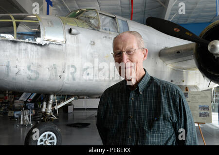 Stati Uniti Air Force pensionato Chief Master Sgt. Fred Quam, ex del North Dakota Air National Guard, sorge nei pressi di un B-25 aeromobili a sua 99th celebrazione di compleanno a Fargo Air Museum, Fargo, Ottobre 27, 2015. Quam il compleanno è stato Ott 2, ma amici ha deciso di tenere una celebrazione pubblica in un giorno di sua scelta. Ha arruolato NEGLI STATI UNITI Army Air Forces (noto come l'esercito aria Corp fino a giugno 20, 1941) in dicembre 1941 e servito come un B-25 meccanico aeronautico durante la seconda guerra mondiale e poi servito 29 più anni nel Nord Dakota Air National Guard. Egli è una carta degli stati del Nord Dakota aria Guar nazionale Foto Stock