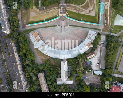 Una vista da sopra della costruzione della fortezza Kaponir obliqua a Kiev. Foto da un drone su un giorno di estate al tramonto. Foto Stock