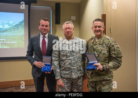 Eric Fanning, agendo sotto segretario dell'esercito, Esercito gen. Frank erba, chief, National Guard Bureau, e l'esercito gen. Daniel Allyn, vice capo di stato maggiore dell esercito, presso il National Guard Bureau Senior Leadership Conference, in Colorado Springs, Colo., 28 ottobre 2015. (U.S. Esercito nazionale Guard photo by Staff Sgt. Adam Fischman) (rilasciato) Foto Stock