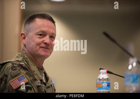 Esercito gen. Daniel Allyn, vice capo di stato maggiore dell esercito, indirizzi la Guardia Nazionale Bureau Senior Leadership Conference, in Colorado Springs, Colo., 28 ottobre 2015. (U.S. Esercito nazionale Guard photo by Staff Sgt. Adam Fischman) (rilasciato) Foto Stock