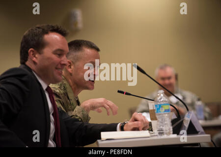 Eric Fanning, agendo sotto segretario dell'esercito, e l'esercito gen. Daniel Allyn, vice capo di stato maggiore dell esercito, indirizzo la Guardia Nazionale Bureau Senior Leadership Conference, Colorado Springs, Colo., 28 ottobre 2015. (U.S. Esercito nazionale Guard photo by Staff Sgt. Adam Fischman) (rilasciato) Foto Stock