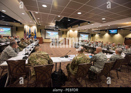 Eric Fanning, agendo sotto segretario dell'esercito, e l'esercito gen. Daniel Allyn, vice capo di stato maggiore dell esercito, indirizzo la Guardia Nazionale Bureau Senior Leadership Conference, Colorado Springs, Colo., 28 ottobre 2015. (U.S. Esercito nazionale Guard photo by Staff Sgt. Adam Fischman) (rilasciato) Foto Stock