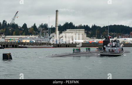 BREMERTON, nello Stato di Washington (Ott. 28, 2015) - Los Angeles-classe fast-attacco sommergibile USS Albuquerque (SSN 706) arriva a Puget Sound Naval Shipyard intermedio e impianto di manutenzione necessarie per avviare il processo di inattivazione. Albuquerque distribuito 19 volte visitato oltre venti paesi e cotto a vapore 500.000 miglia durante i suoi 32 anni di servizio. La barca a sinistra San Diego ott. 21, 2015, a seguito di una inattivazione cerimonia alla Base Navale di Point Loma. (U.S. Foto di Marina di Massa lo specialista di comunicazione 2a classe Amanda R. Gray/rilasciato) Foto Stock