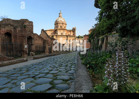 Roma, Italia - 11 Giugno 2018: Tramonto sulla Chiesa dei Santi Luca e Martina vicino al Forum Romano Foto Stock