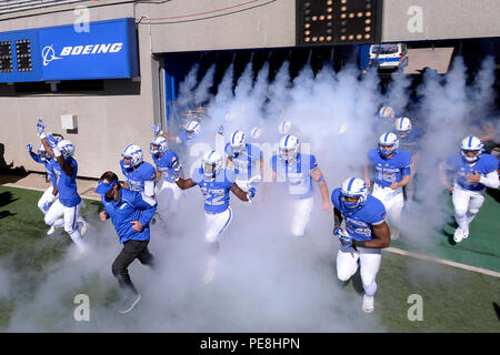 Gli Stati Uniti Air Force Academy falchi, guidato dal capo allenatore Troy Calhoun prende il campo per soddisfare la visita di Stato di Fresno Bulldogs presso l'U.S. Air Force Academy's Falcon Stadium in Colorado Springs, Colo. ott. 24, 2015. I falchi sconfitti i Bulldogs 42-14. (Air Force foto/Mike Kaplan) Foto Stock