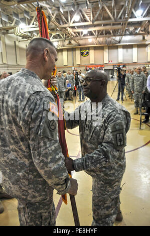 New York Esercito Nazionale Comando della Guardia Sgt. Il Mag. Louis Wilson (destra) Passa i colori di New York La Guardia Nazionale per il Mag. Gen. Patrick Murphy durante il cambio di responsabilità cerimonie venerdì. Foto Stock