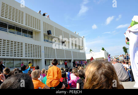 Più di 500 bambini da altezze Stearley Scuola elementare e i loro genitori osservare un calo di zucca dopo il carattere storybook parade presso Stearley altezze Scuola Elementare ott. 30, 2015 a Kadena Air Base, Giappone. Come parte di un esperimento di scienza di bambini e i loro genitori osservato zucche essendo sceso dalla cima della scuola come parte dei festeggiamenti. (U.S. Air Force foto di Naoto Anazawa) Foto Stock