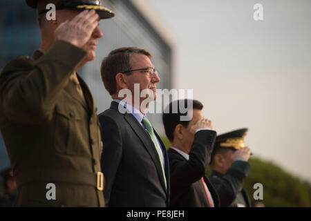 Presidente del Comune di capi di Stato Maggiore, Gen.Giuseppe Dunford, Segretario della Difesa Ash Carter, Repubblica di Corea Il Ministro della difesa Minkoo Han e Repubblica di Corea di controparte e Repubblica di Corea esercito gen. Lee Soon-Jin stand durante una guardia d'onore cerimonia presso il Ministero della Difesa Nazionale edificio di Seul, Repubblica di Corea prima di iniziare la quarantasettesima annuale di U.S. Corea - la sicurezza riunione consultiva nov. 2, 2015. Durante il viaggio il segretario si incontreranno con i capi di Stato e di governo di più di una dozzina di nazioni sparse in Asia orientale e in Asia del Sud per contribuire a far avanzare la fase successiva del militare degli Stati Uniti di rebal Foto Stock