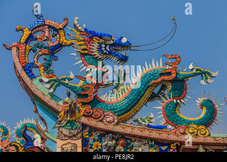 Drago colorato sulla parte superiore di un tempio cinese di Penang, Malaysia. Lato sinistro di una coppia. Foto Stock