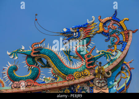 Drago colorato sulla parte superiore di un tempio cinese di Penang, Malaysia. Sul lato destro di una coppia. Foto Stock