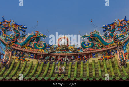 Colorato coppia di draghi e una perla sulla cima di un tempio cinese di Penang, Malaysia. Foto Stock