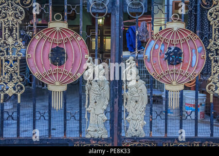 Georgetown, Penang, Malesia - Agosto 21, 2013: vecchio stile cinese porta di metallo battenti con teste di leone di George Town, Penang, Malaysia, l'UNESCO wor Foto Stock