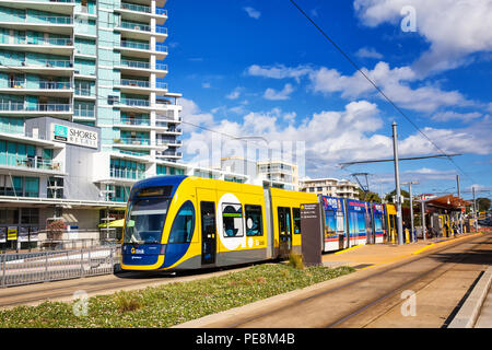 SURFERS PARADISE, Australia - agosto 10,2018: un tram sul G:Collegamento sistema di ferrovia leggera di partenza attende dal Broadwater Parklands stazione. Foto Stock