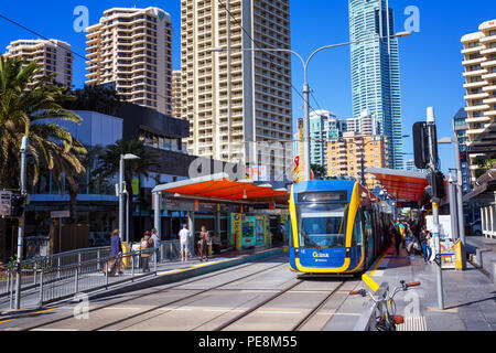 SURFERS PARADISE, Australia - agosto 10,2018: un tram sul G:Collegamento sistema di ferrovia leggera di partenza attende da Cavill Avenue stazione. Foto Stock