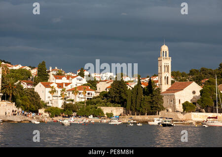 Il campanile del XV secolo il monastero francescano, Hvar, Croazia, visto da attraverso il porto Foto Stock