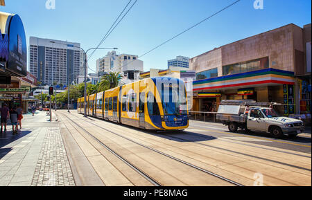 SURFERS PARADISE, Australia - agosto 10,2018: un tram sul G:Collegamento sistema di ferrovia leggera di approcci Cavill Avenue stazione. Foto Stock