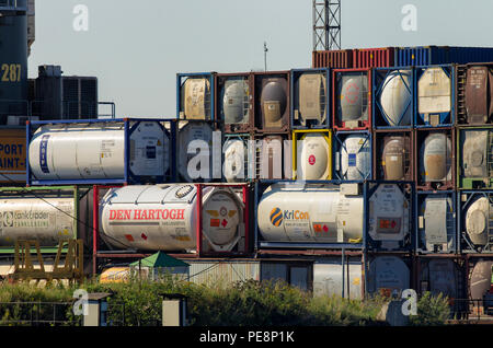 San Pietroburgo, Russia - Agosto 01, 2018: cilindri di grandi dimensioni con il gas naturale liquefatto contrassegnati con marche di sea carriers Foto Stock