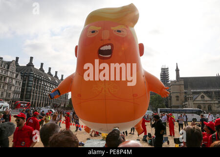 A sei metri di palloncino che illustra come il presidente statunitense Donald Trump un pannolino-placcati orange baby oltre la piazza del Parlamento durante il presidente del Regno Unito visita. Dotato di: atmosfera, vista in cui: Londra, Regno Unito quando: 13 lug 2018 Credit: Dinendra Haria/WENN Foto Stock