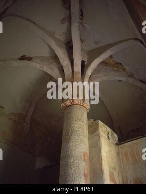 PILAR SOSTEN DE 8 Arcos de Herradura en el interior DE LA ERMITA DE SAN BAUDELIO DE BERLANGA - SIGLO XI. Posizione: Ermita de San BAUDELIO, CASILLAS DE BERLANGA, Spagna. Foto Stock