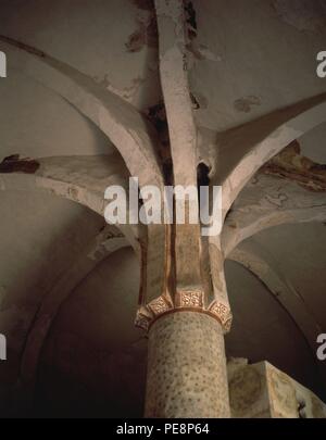 PILAR SOSTEN DE 8 Arcos de Herradura en el interior DE LA ERMITA DE SAN BAUDELIO DE BERLANGA - SIGLO XI. Posizione: Ermita de San BAUDELIO, CASILLAS DE BERLANGA, Spagna. Foto Stock