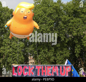 A sei metri di palloncino che illustra come il presidente statunitense Donald Trump un pannolino-placcati orange baby oltre la piazza del Parlamento durante il presidente del Regno Unito visita. Dotato di: atmosfera, vista in cui: Londra, Regno Unito quando: 13 lug 2018 Credit: Dinendra Haria/WENN Foto Stock