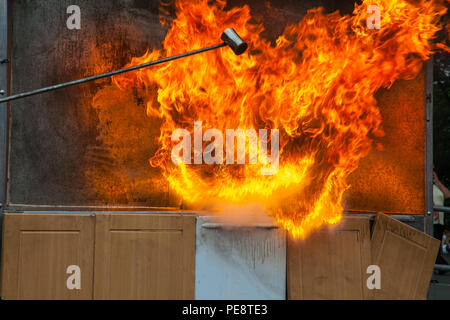 Chip pan fire dimostrazione da West Yorkshire Fire & Rescue Foto Stock