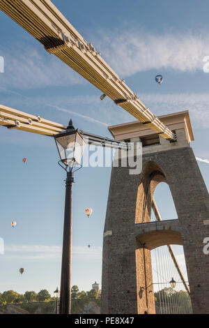 I palloni ad aria calda dalla Bristol International Balloon Fiesta sorvolare l'Avon Gorge e il ponte sospeso di Clifton. Foto Stock