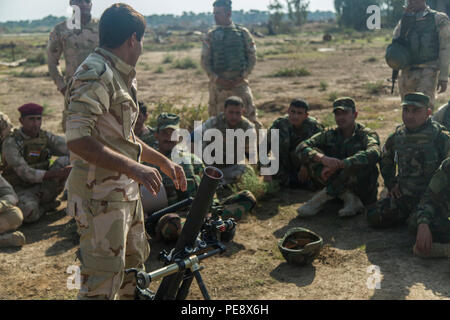 Un soldato iracheno assegnato alla settantunesima esercito iracheno brigata dà una lezione su come creare e applicare i dati di cottura sulla M224 60 mm sistema di Malta a Camp Taji, Iraq, nov. 4, 2015. Questo soldato ha preso il filo in formazione altri soldati dell'esercito iracheno dopo aver appreso le procedure che fanno parte della costruzione di capacità del partner missione guidata dalla coalizione di membri assegnati al gruppo di attività Taji. (U.S. Esercito foto di Spc. William Marlow/rilasciato) Foto Stock